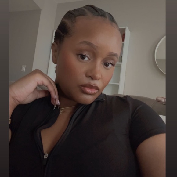 Meet your Posher, Mikayla - Picture 2 of 2